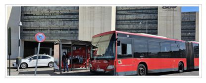 Parada de bus y taxi en la estación de Zaragoza